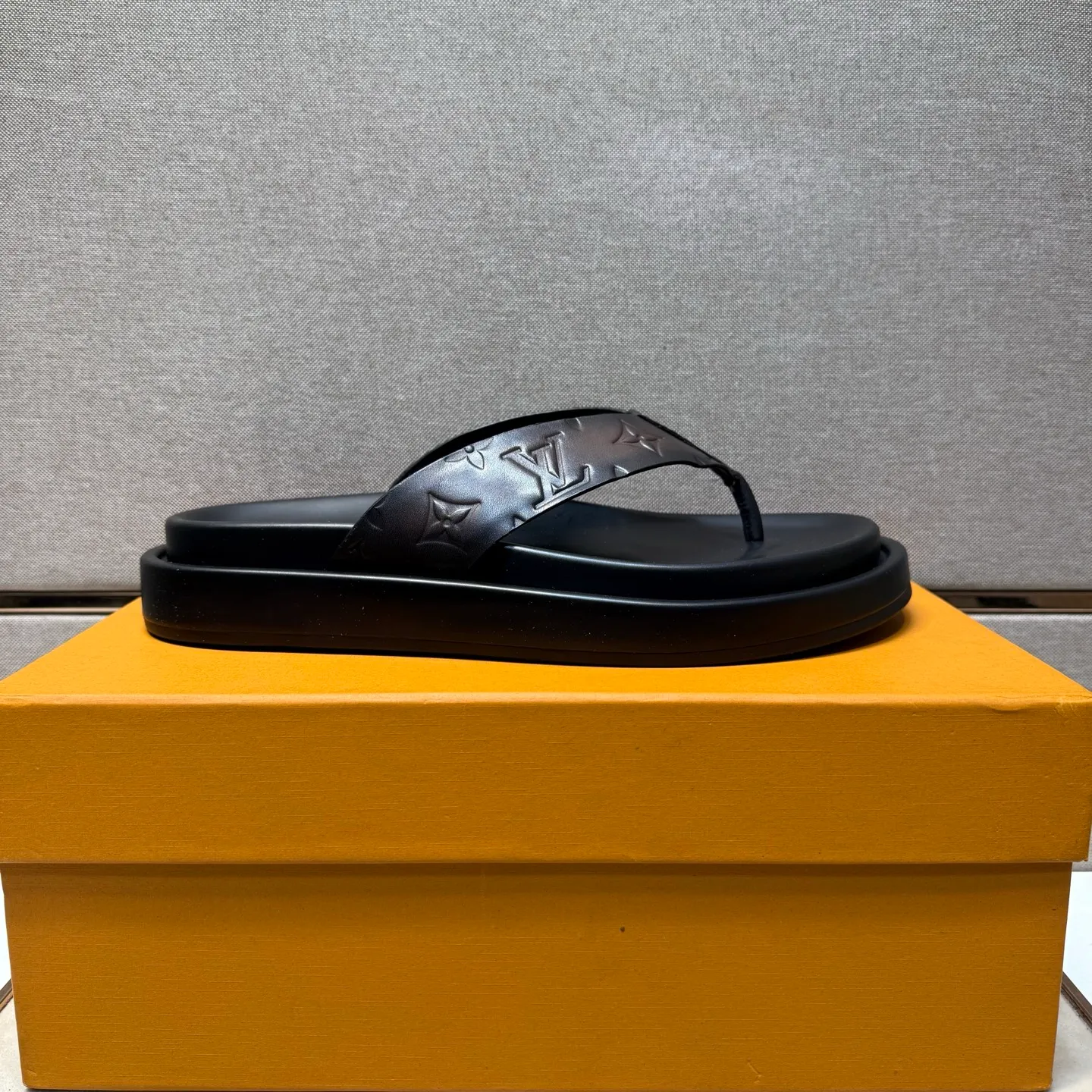 ⬛️Men's shoes 💰p400 [LV～] Men's casual slippers 2025z cabinet sales simultaneously 🔶Size: 39-44#️⃣ 🔷4 colors🔜The upper is made of cowhide stitching➕Genuine leather lining, comfortable and breathable, sole: original comfortable and wear-resistant outsole, ⚠️Real 📱Photographed🎬The real thing is better📢📢📢